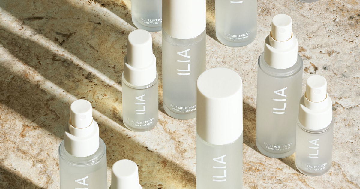 Hydrating mist with a natural lavender scent.